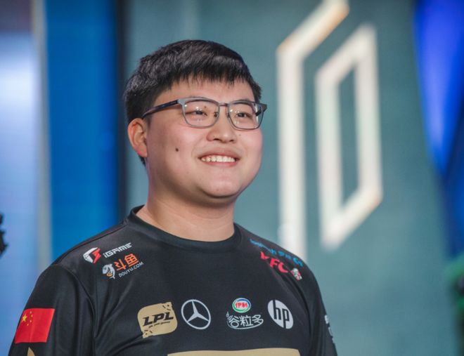 Faker巅峰对决，Uzi与50激战MAD分钟，精彩发挥胜负难料！